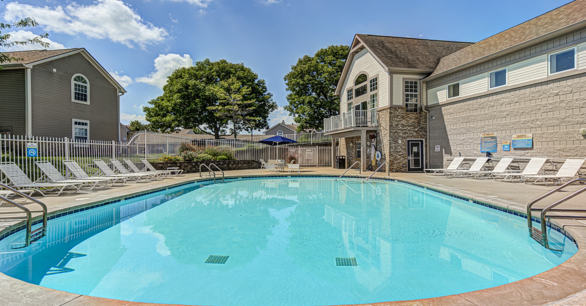 Bayshore apartments Pool